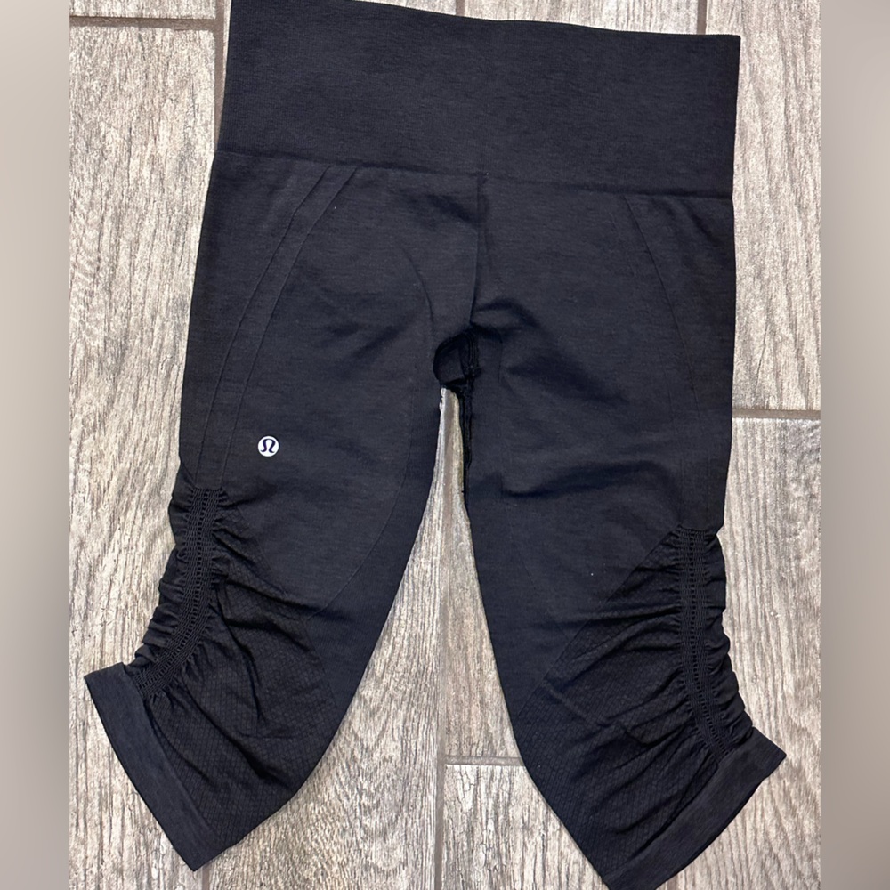 Lulu Lemon heather grey  knee length leggings size 6